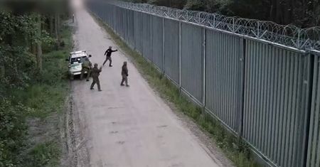 Cegły i kostka brukowa poszły w ruch. Polscy strażnicy zaatakowani