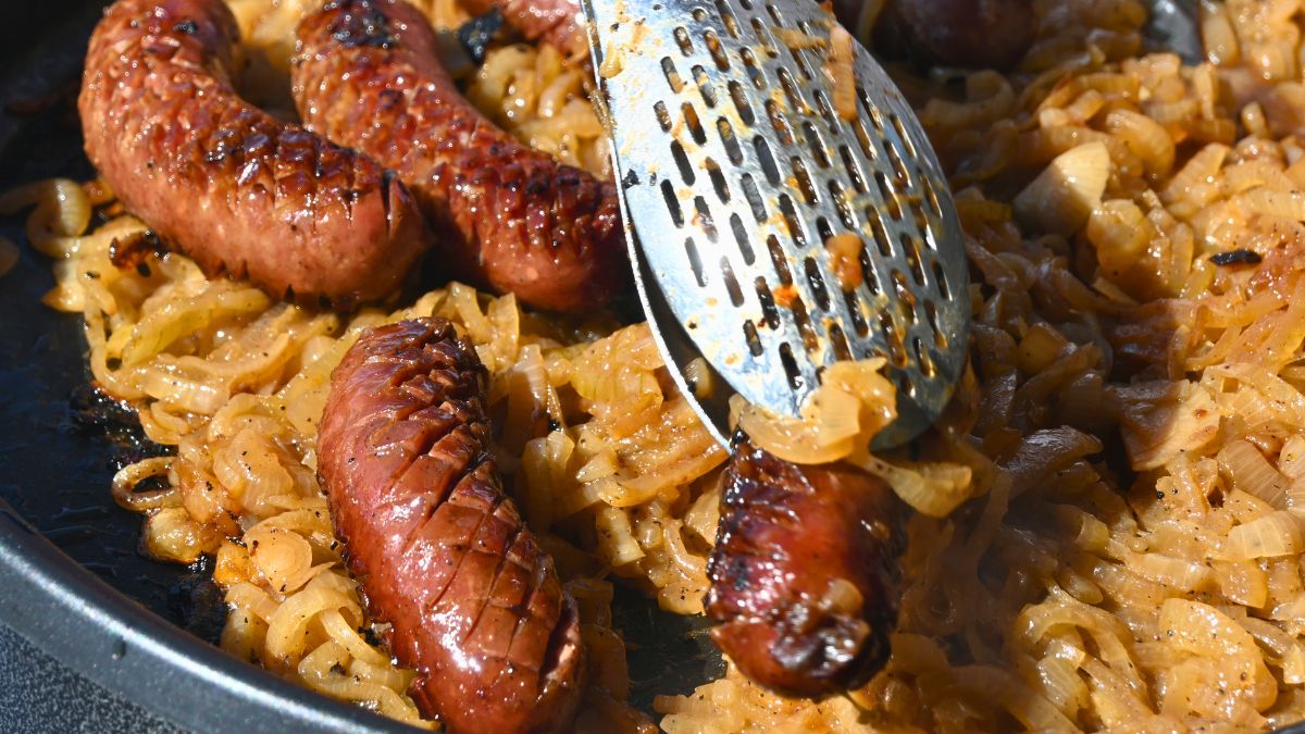 Kiełbasa smażona z dodatkiem cebuli