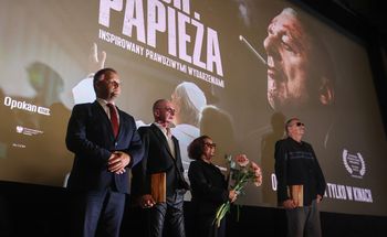 Rzeszów: Bogusław Linda i Władysław Pasikowski na premierze filmu "Zamach na papieża"