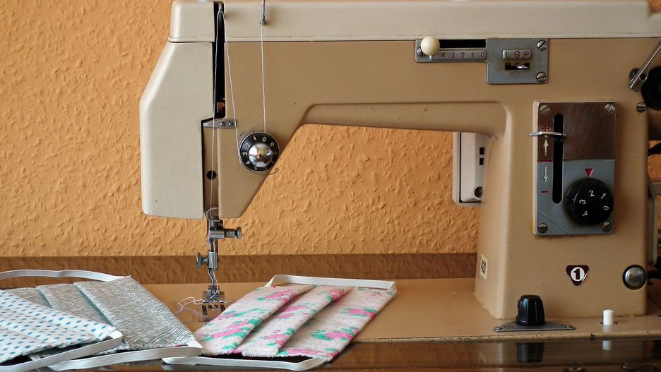 Dziesiątki firm w całej Europie przestawiły się na produkcję maseczek ochronnych 