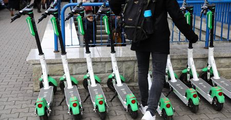 10 tys. zł za jeżdżenie hulajnogą w czasie pandemii. Kolejne absurdalne kary Sanepidu uchylone