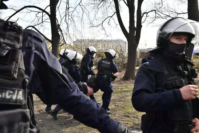 Warszawa. Policja w Ogrodzie Saskim, gdzie zebrali się protestujący