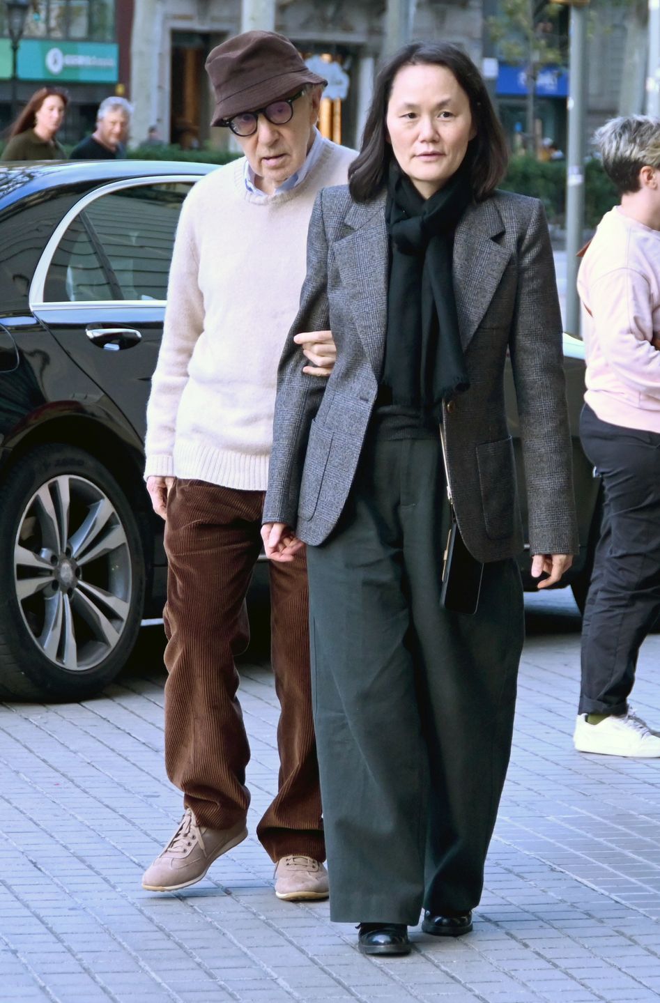 Woody Allen przechadza się z żoną po Barcelonie