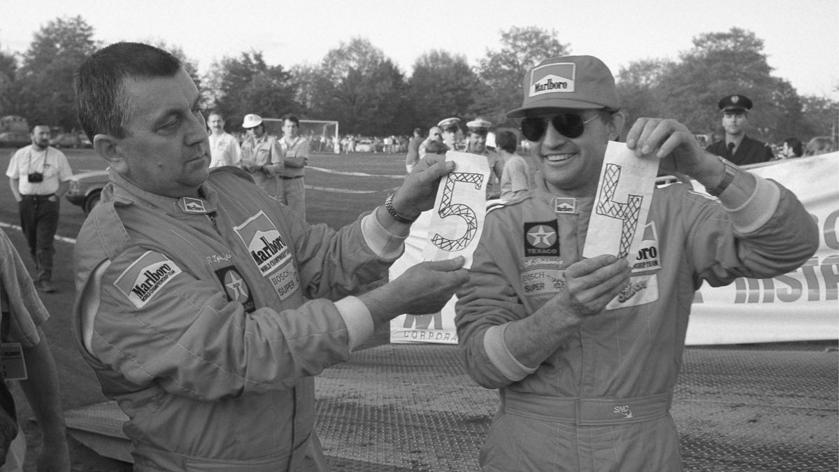 Ryszard Żyszkowski (po lewej) losuje nagrody dla kibiców wraz z Marianem Bublewiczem, z którym osiągał największe sukcesy.