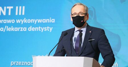Koronawirus. Adam Niedzielski zapowiada: "Czeka nas pewien wzrost zakażeń"