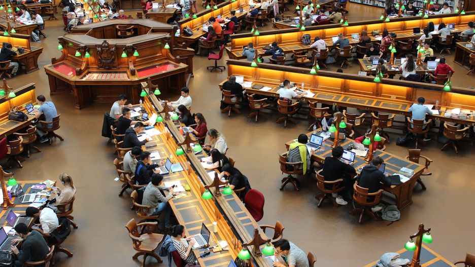  Uniwersytet Harvarda pobiera czesne i opłaty w wysokości 57 246 tys. dolarów rocznie od studentów studiów licencjackich. Po dodaniu kosztów utrzymania to około 95 438 tys. dolarów rocznie