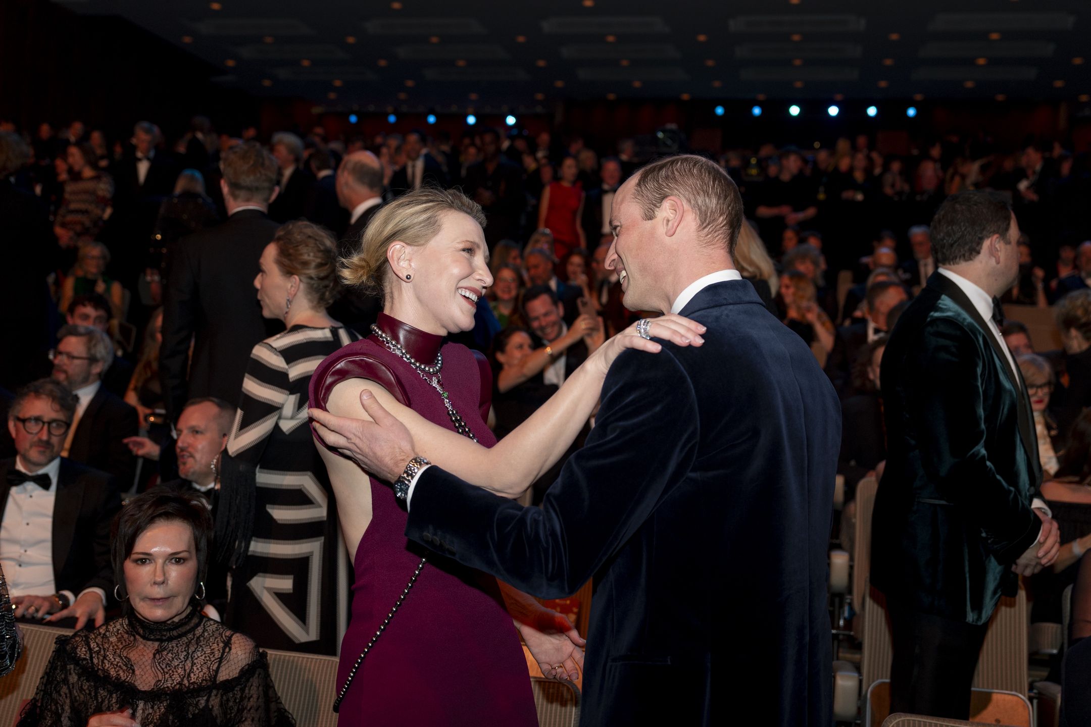 Książę William samotnie przybywa na galę BAFTA
