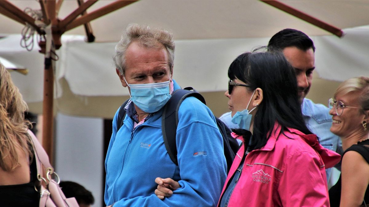 Ludzie w maseczkach, koronawirus 