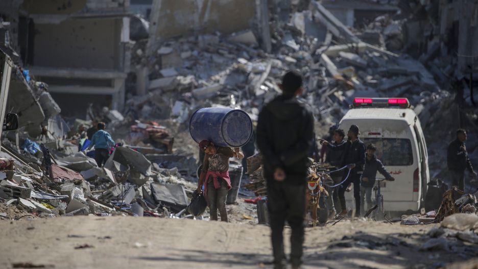 People move among the rubble in a destroyed area as Palestinians return to Khan Younis after the Israeli military pulled out troops from the southern Gaza Strip, leaving just one brigade in the area, 09 April 2024. More than 35,000 Palestinians and at least 1,330 Israelis have been killed, according to the Palestinian Health Ministry and the Israel Defense Forces (IDF), since Hamas militants launched an attack against Israel from the Gaza Strip on 07 October 2023, and the Israeli operations in Gaza and the West Bank which followed it. EPA/MOHAMMED SABER Dostawca: PAP/EPA.