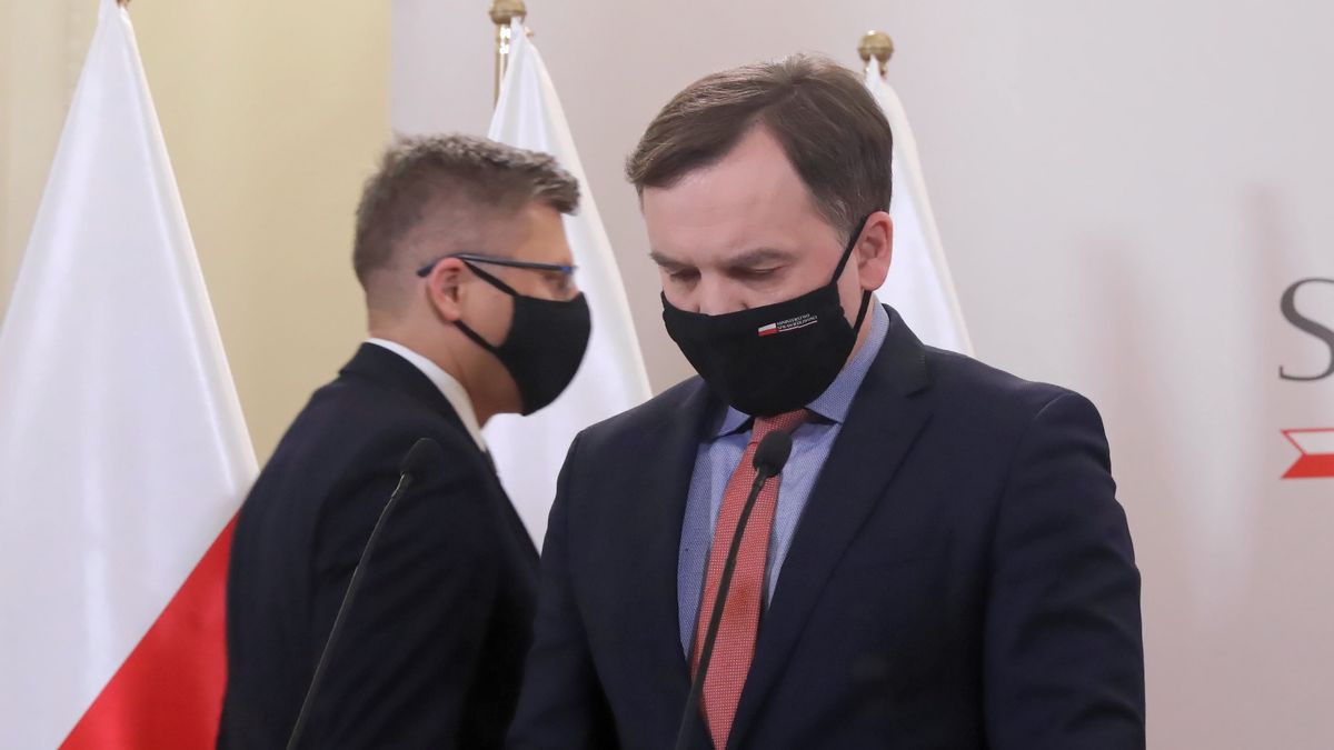 Na zdjęciu Zbigniew Ziobro i Marcin Warchoł w trakcie konferencji prasowej w Ministerstwie Sprawiedliwości