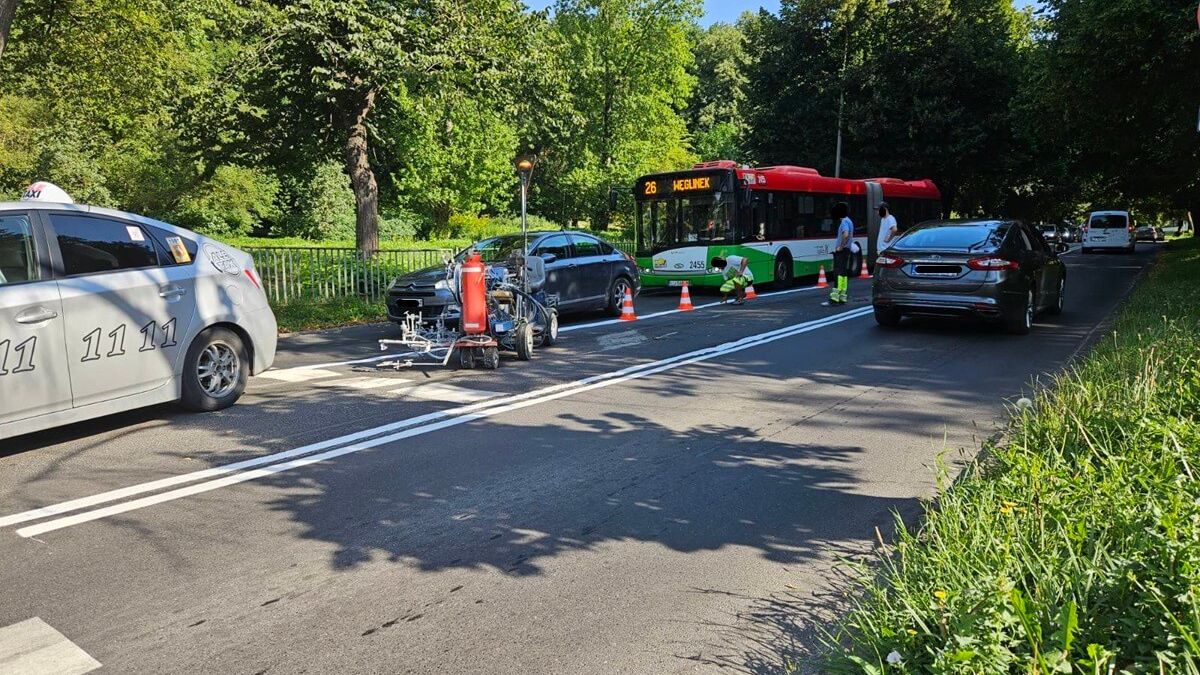 Drogowcy odświeżający poziome oznakowanie ulic Lublina