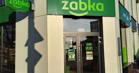 Warszawa. Nożownik zaatakował w Żabce. Trwa obława