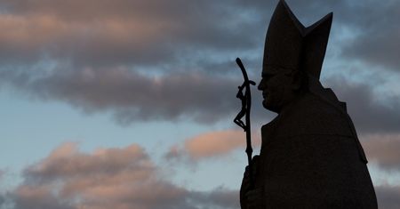 Uchwały w obronie Jana Pawła II nie będzie. Porażka PiS w sejmiku