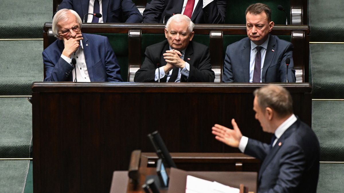 Donald Tusk
Warszawa, 07.03.2025. Premier Donald Tusk przemawia na sali obrad Sejmu w Warszawie, 7 bm. W kolejnym dniu posiedzenia ni�szej izby parlamentu pos�owie wys�uchaj� informacji premiera Donalda Tuska w sprawie sytuacji mi�dzynarodowej i bezpiecze�stwa Polski po szczycie pa�stw sojuszniczych w Londynie oraz po posiedzeniu Rady Europejskiej. (aldg) PAP/Radek Pietruszka
Radek Pietruszka
10, 10 10. X kadencja kadencji, 10., Dziesi�ta, kadencji, obrad, Obrady, plenarna, polityk polityka, Polityka, posiedzenie, Posiedzenie Sejmu, pos�owie, sejm, Sejm RP, sejmu, X kadencja