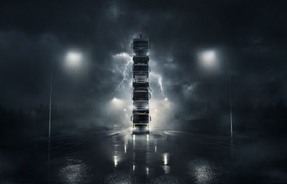 Roger Alm na szczycie jadącej wieży z 4 ciężarówek w nowej reklamie Volvo Trucks (wideo)