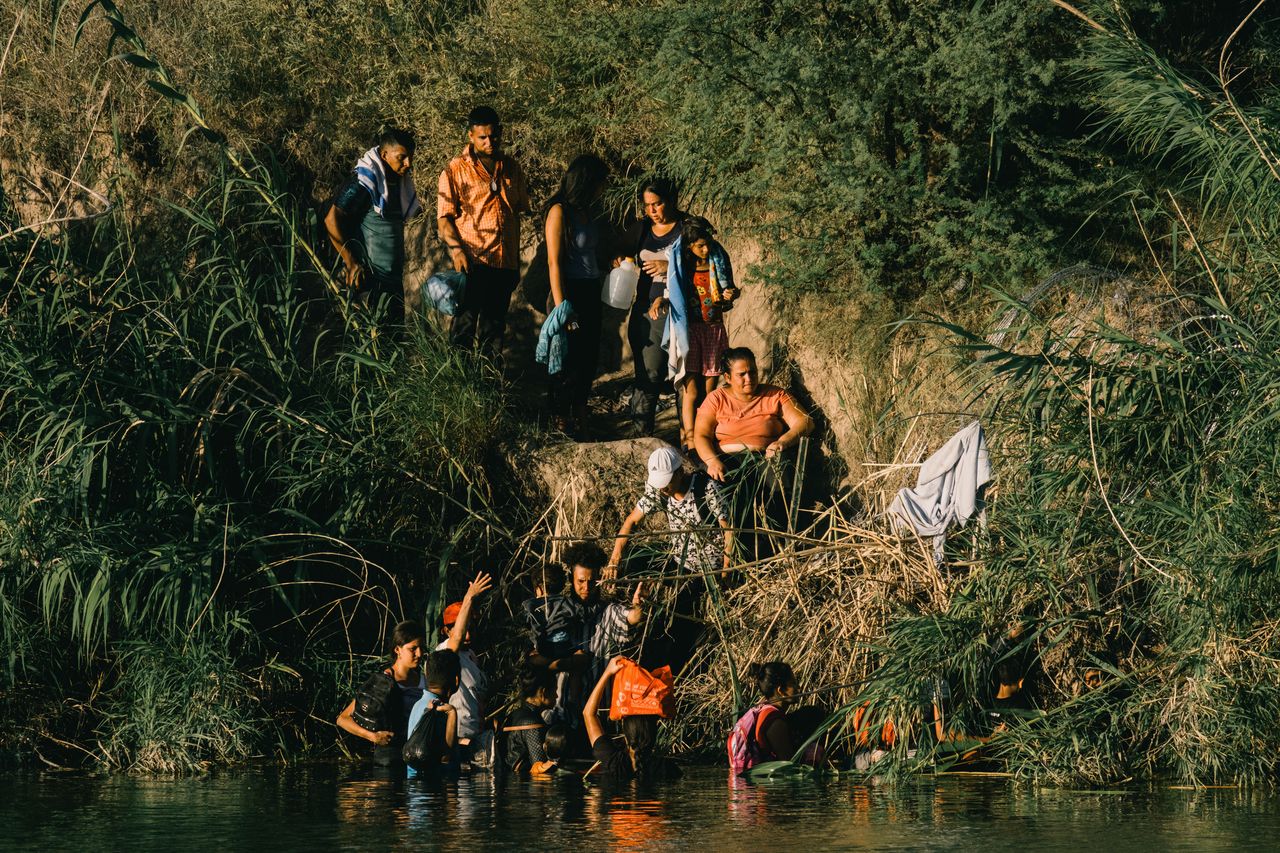 Ciało uwięzione w pływającej barierze Rio Grande na granicy USA-Meksyk. Migrant przypłacił życiem