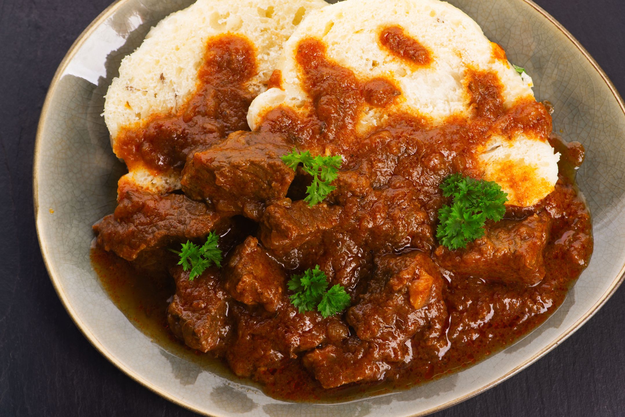 Gulasz z knedlikami to tradycyjne czeskie danie