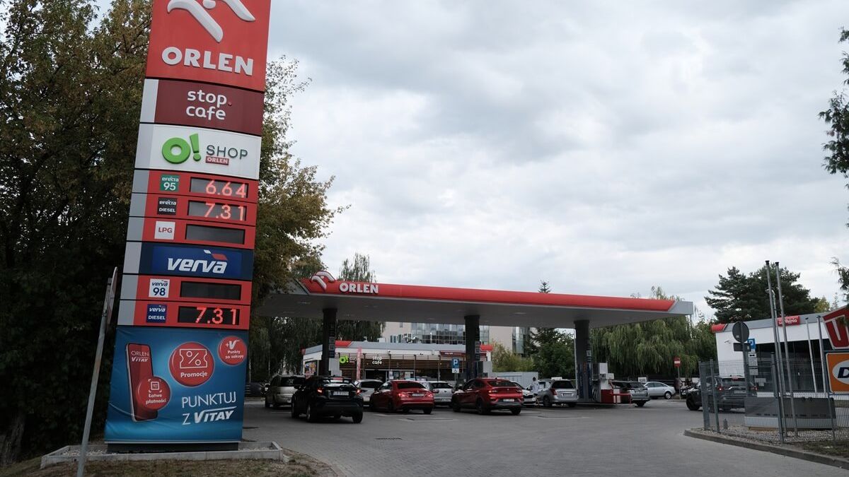Kierowcy na stacji paliw Orlen przy ul. Głębokiej w Lublinie