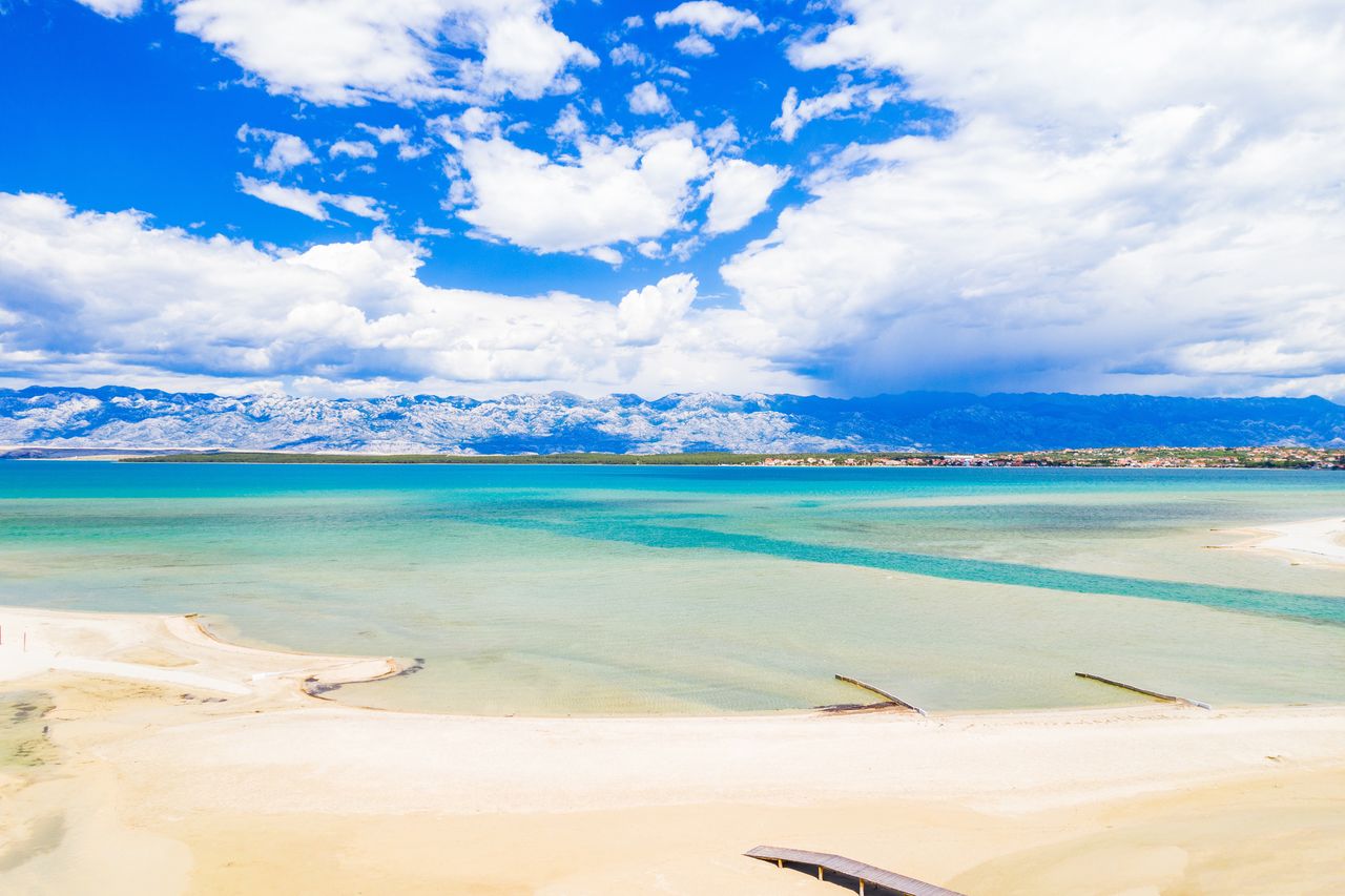 The beach in Nin is sandy.