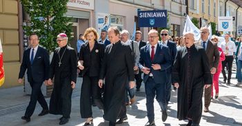 Barwny przemarsz i wielkie święto. Podkarpaccy samorządowcy opanowali ulice Rzeszowa