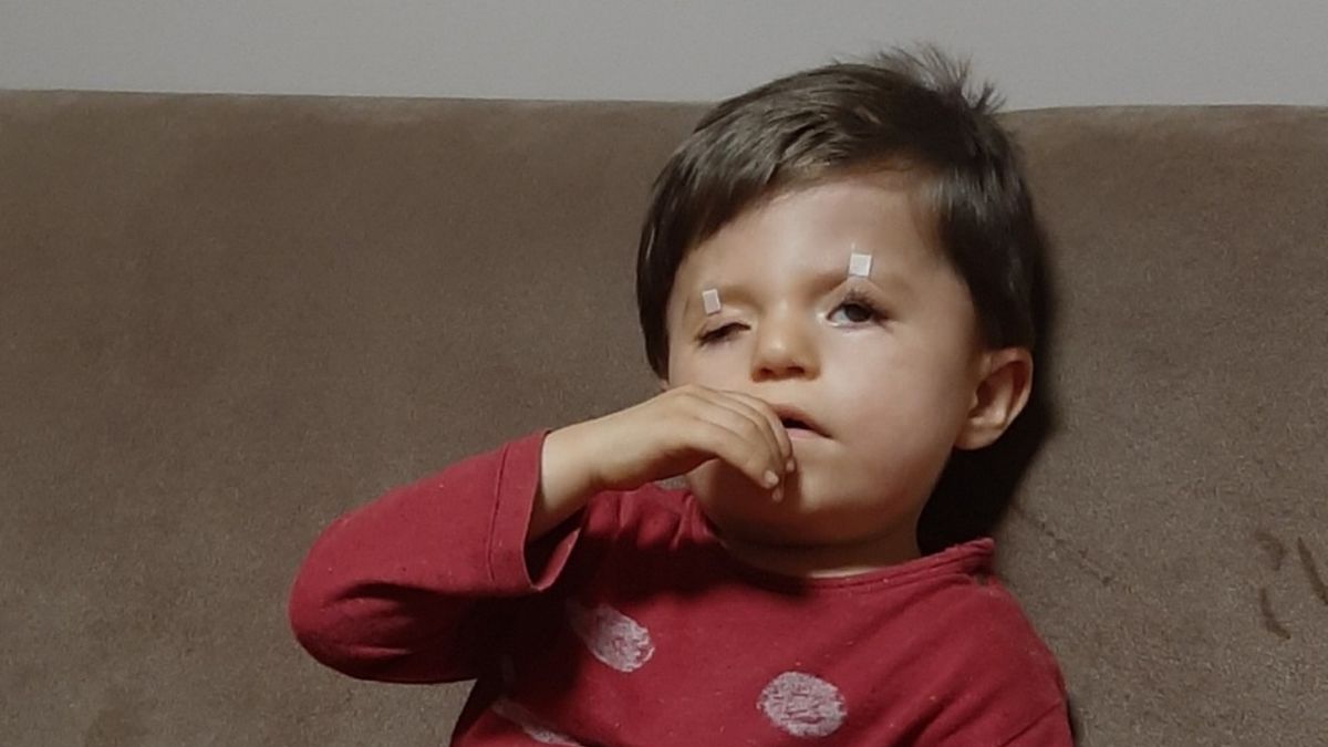 Radek nie może sam otworzyć oczu. Rodzice podklejają mu powieki plastrami by widział