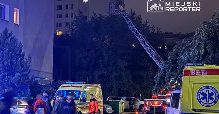 Mężczyzna na parapecie 9. piętra. Akcja służb na warszawskim Bemowie