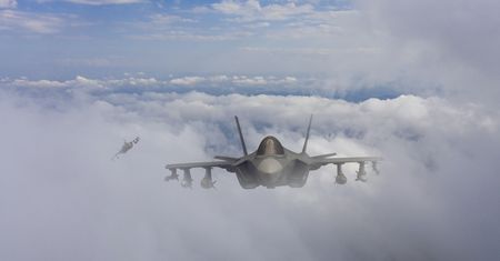 Katastrofa F-35C na nagraniu. Myśliwiec zaczął płonąć