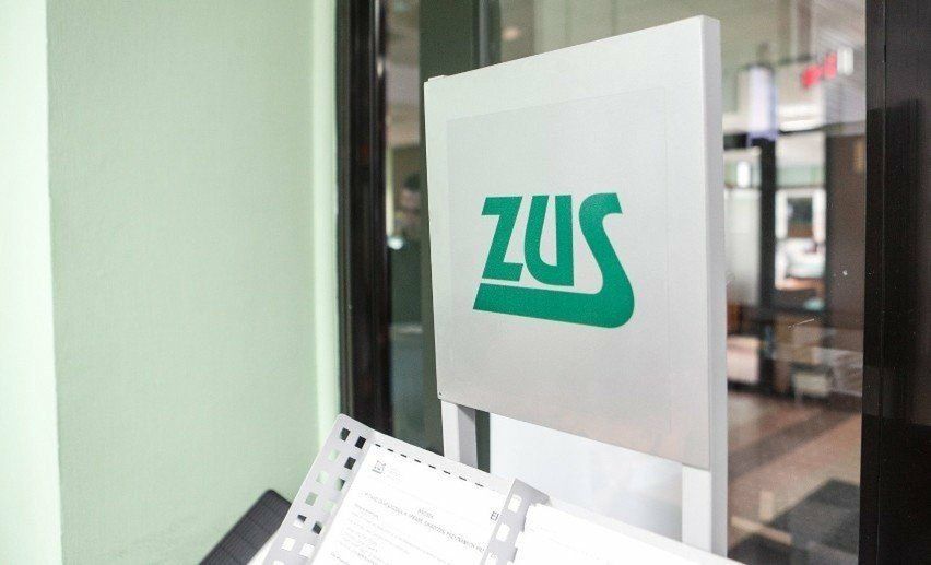 W Polsce waloryzacja emerytur jest najczęściej procentowa (czyli świadczenia wzrastają o określony procent), ale w niektórych latach stosuje się również waloryzację kwotowo-procentową. Oznacza to, że najniższe emerytury mogą wzrosnąć o stałą kwotę, a wyższe emerytury o określony procent, co pozwala podnieść świadczenia najbiedniejszym emerytom bardziej znacząco.Czytaj dalej &gt;&gt;&gt;
