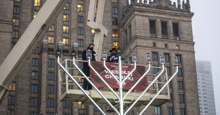 Warszawa. Przed PKiN zapalono pierwszą ze świec chanukowych