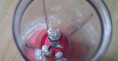 Podpatrzyłam, jak siostra wrzuca do blendera kulki z folii aluminiowej. Sprytny patent
