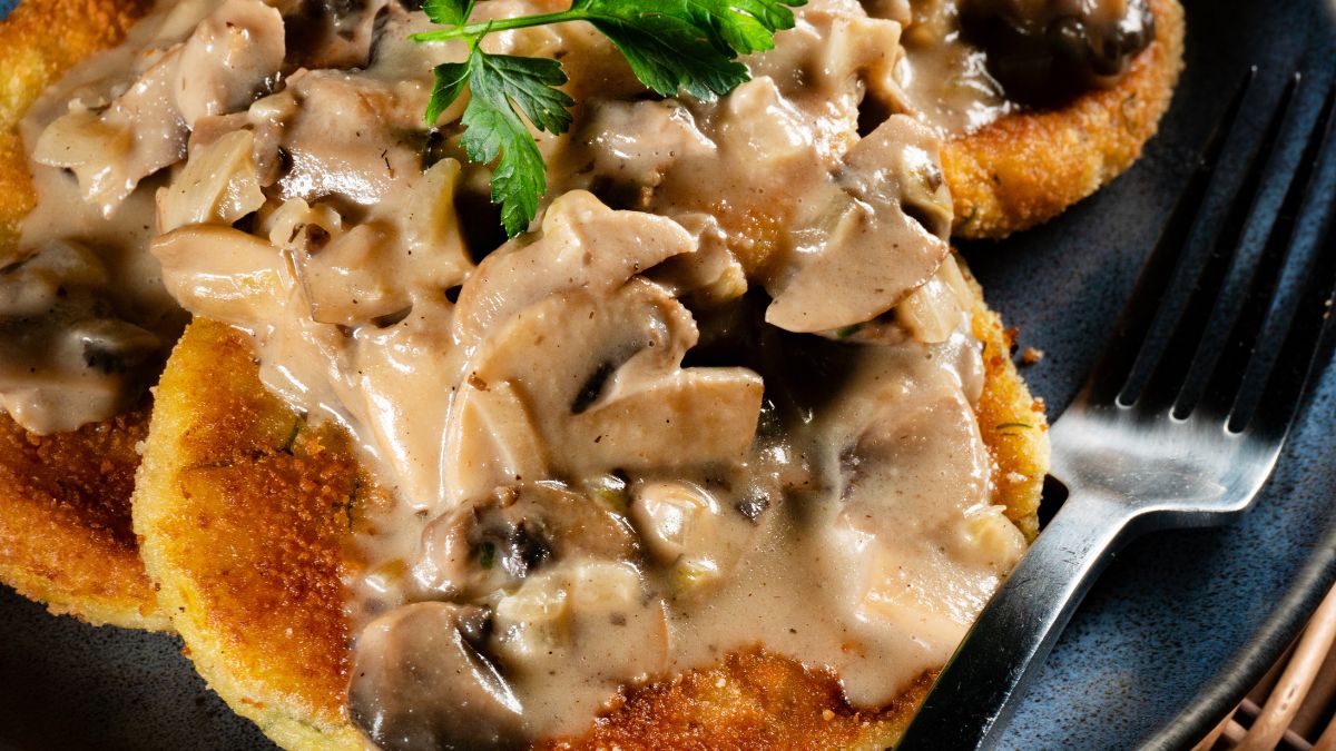 Kotlety jajeczne z sosem pieczarkowym zrobią furorę.