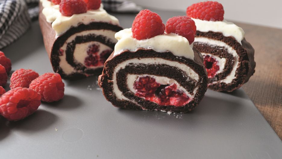 Kakaowa rolada z malinami. Deser jak z cukierni