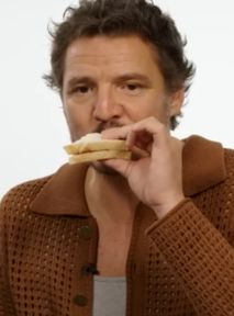 Pedro Pascal hitem na TikToku. O co chodzi z jedzeniem kanapki?