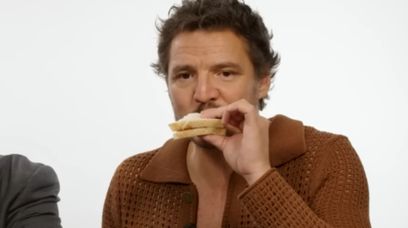 Pedro Pascal hitem na TikToku. O co chodzi z jedzeniem kanapki?