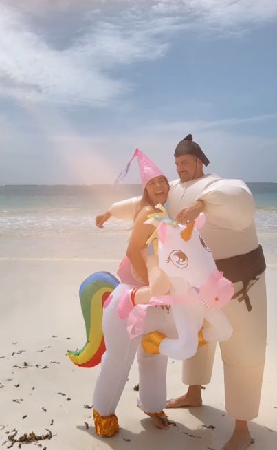 Anna Mucha z partnerem wygłupiają się na plaży