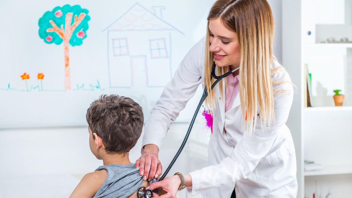 Zapalenie płuc u dzieci może wywoływać szereg dolegliwości lub przebiegać bezobjawowo.