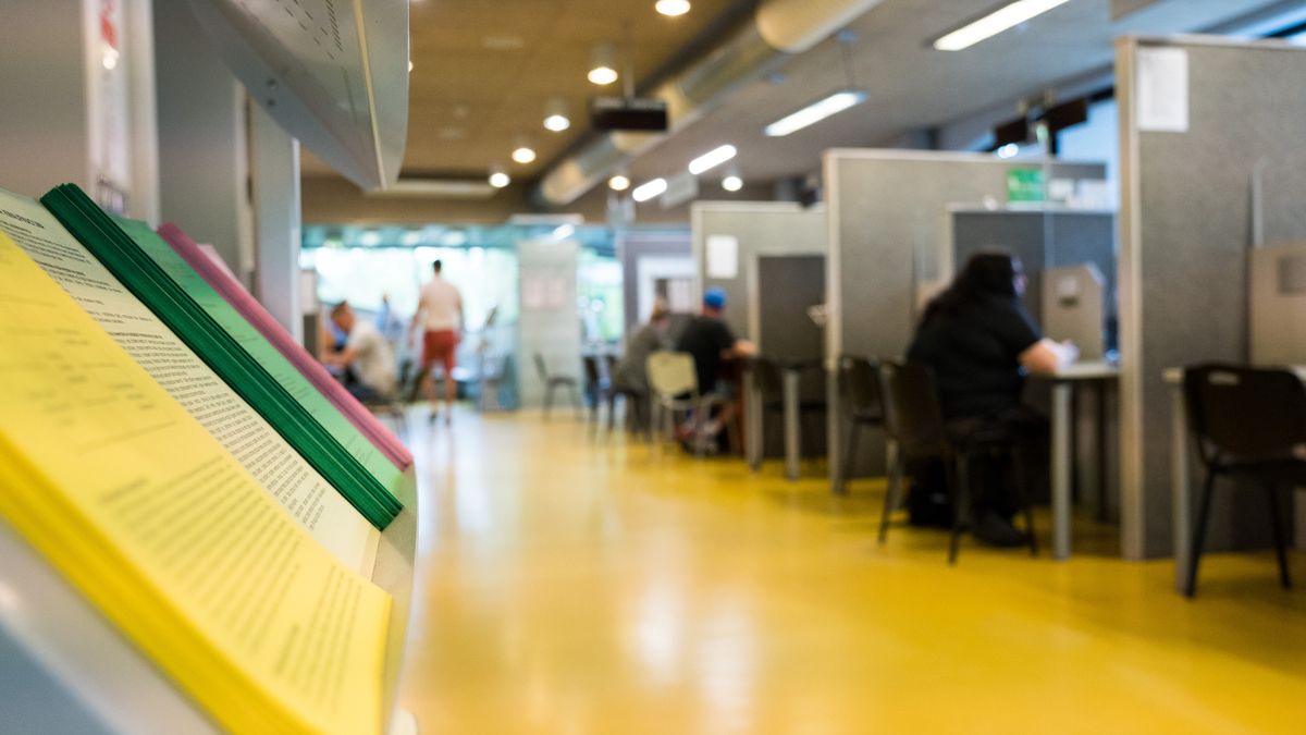 Jak zatrudnić osobę z Ukrainy? Jak przyjąć do pracy ukraińca?