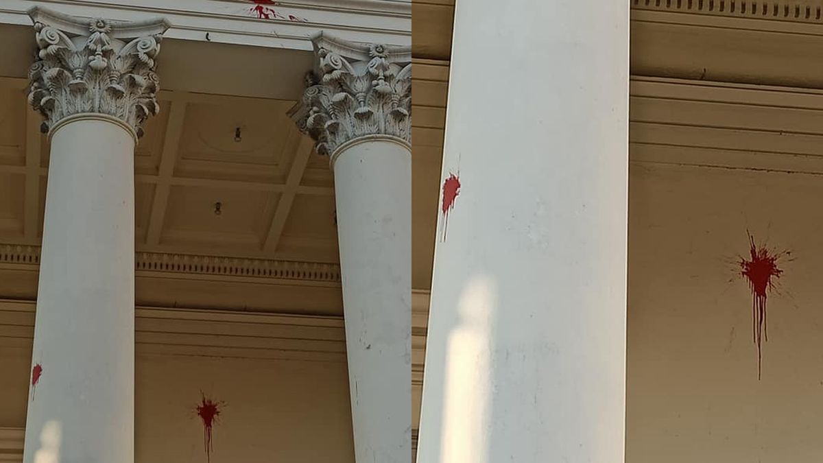 Zdewastowano fasadę kościoła na placu Trzech Krzyży w Warszawie