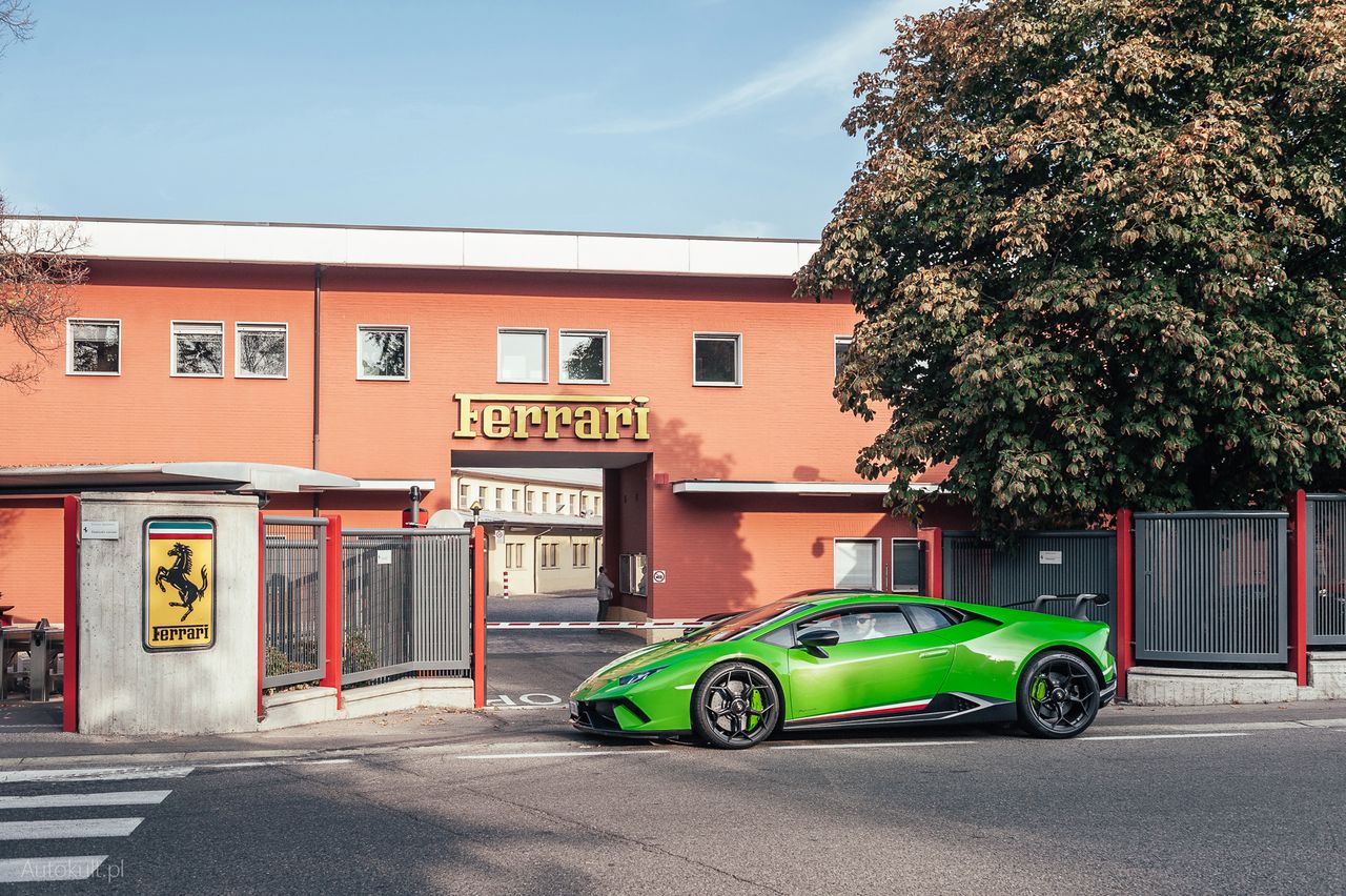 Lamborghini huracan performante pod bramą Ferrari w Maranello