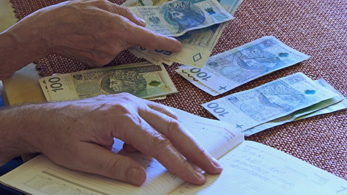 Stock Marek Bazak
Fot. Zofia i Marek Bazak/East News, 
N/z liczenie domowego budzetu - problemy finansowe w roku 2023, zapisywanie stalych wydatkow miesiecznych.
ZOFIA BAZAK