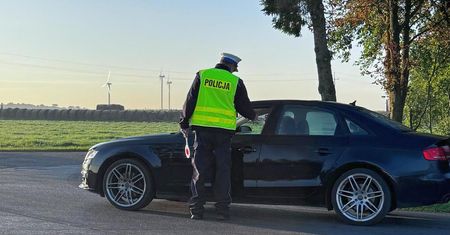 Fiat bez pasów przyciągnął uwagę policji. Wynik alkomatu wszystko zmienił