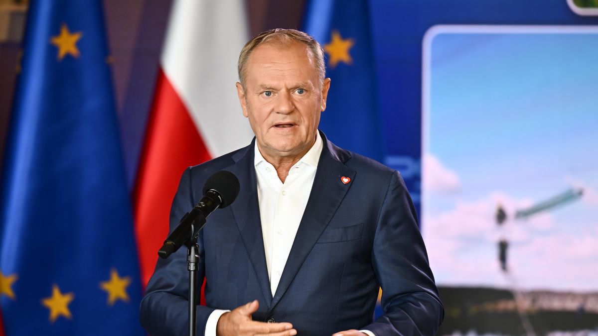 Konstancin-Jeziorna, 30.06.2025. Premier Donald Tusk na konferencji prasowej w trakcie wizyty w siedzibie Polskich Sieci Elektroenergetycznych w Konstancinie-Jeziornie, 30 bm. (amb) PAP/Przemysław Piątkowski