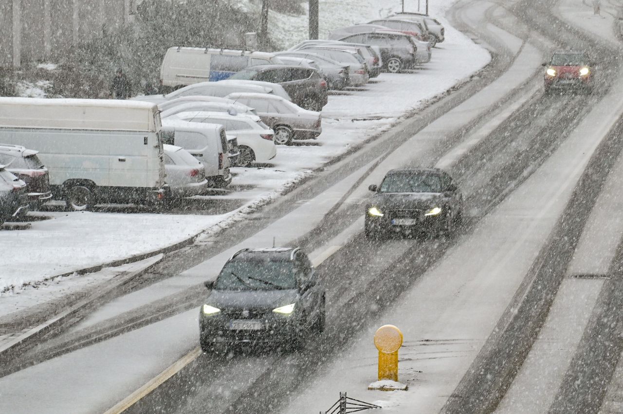 Śnieżyce nacierają. Mnóstwo ludzi bez prądu, alerty drugiego stopnia