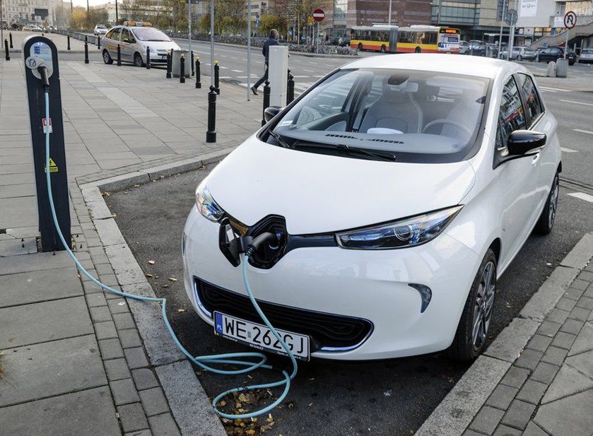 Właściciele samochodów elektrycznych nie potrzebują tak szerokich miejsc parkingowych i pięknych stacji ładowania. Wystarczy...