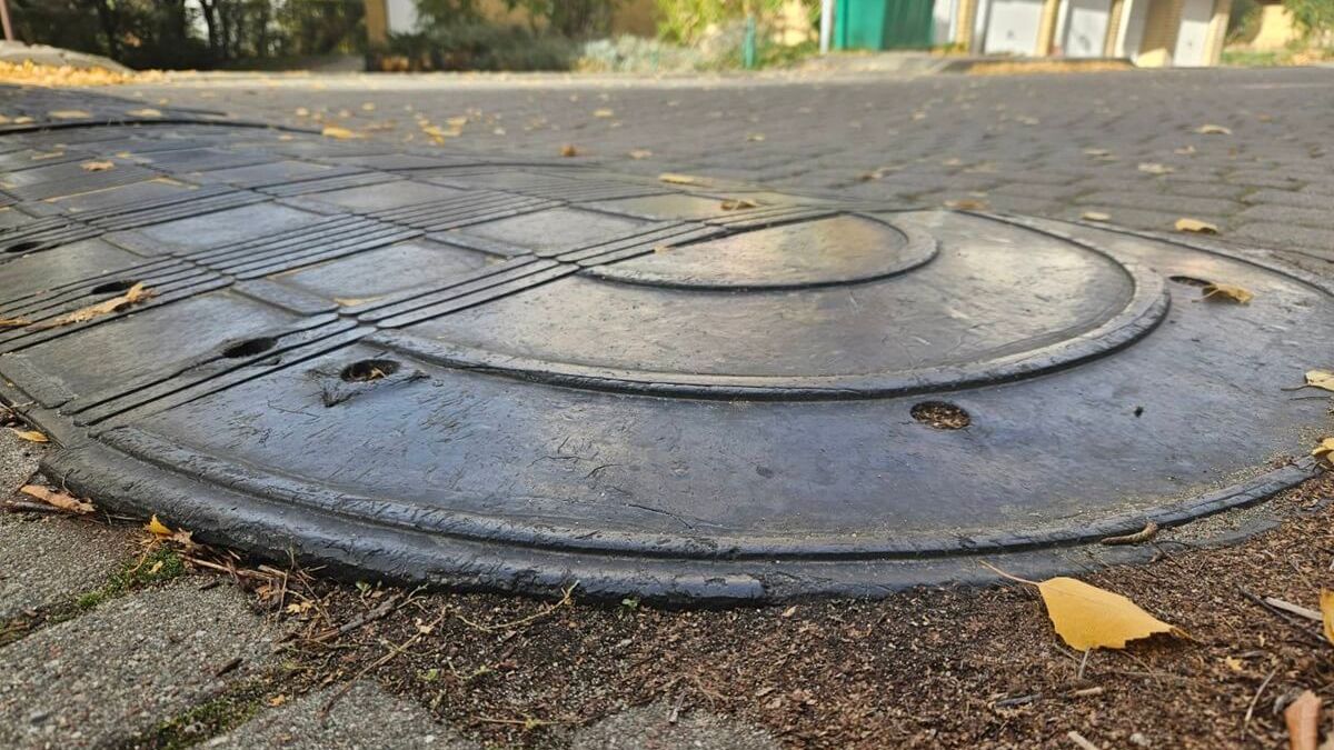 Próg zwalniający na ulicy