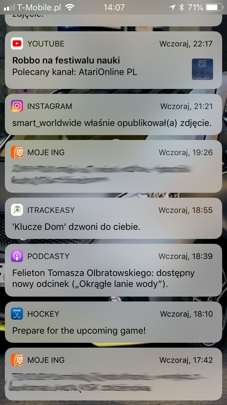 Telefonem można wywołać alarm na breloczku, ale breloczkiem można też szukać telefonu, np. w damskiej torebce.