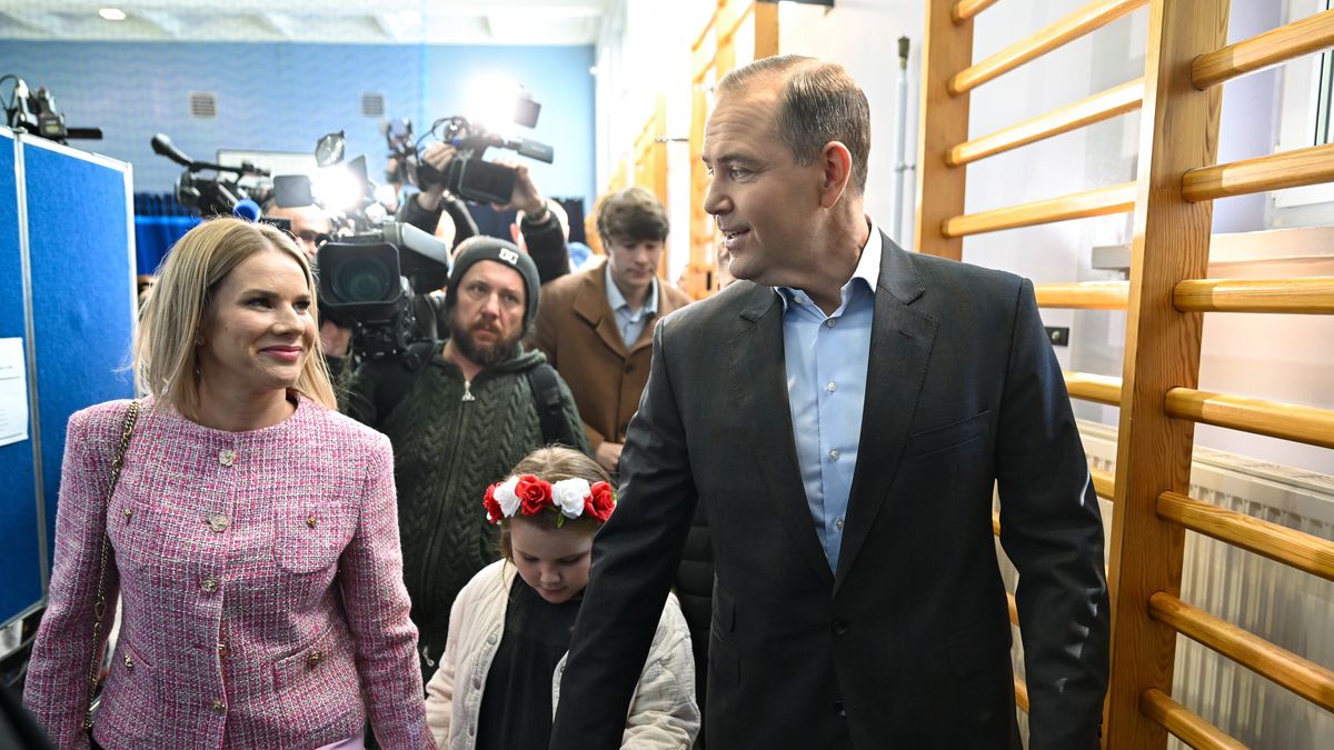 Karol Nawrocki, Marta Nawrocka, Katarzyna Nawrocka
Adam War�awa
bia�o-czerwone, c�rka, dzieci, dziecko, g�os, g�osowa�, g�osowanie, I tura, kandydat na Prezydenta RO, komisja wyborcza, kwiaty, lokal wyborczy, ma��onka, Marta Nawrocka, Nawroccy, pierwsza tura, polityk, polityka, prezydenta rp, rodzina, syn (P ty�), wianek, wybory prezydenckie, wybory;prezydenckie, �ona