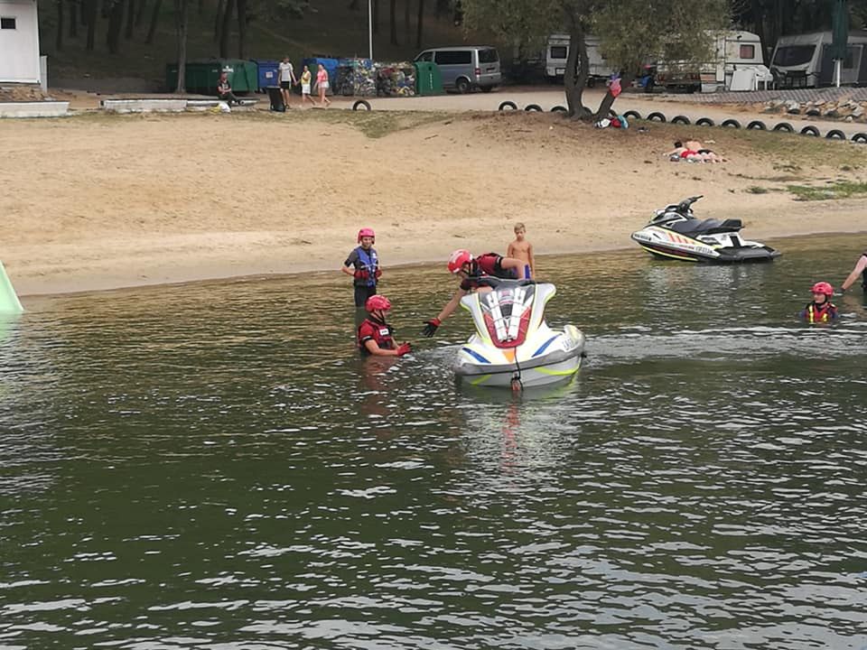 Ratownicy przestrzegają, żeby nie pływać na skuterach niedaleko brzegu 