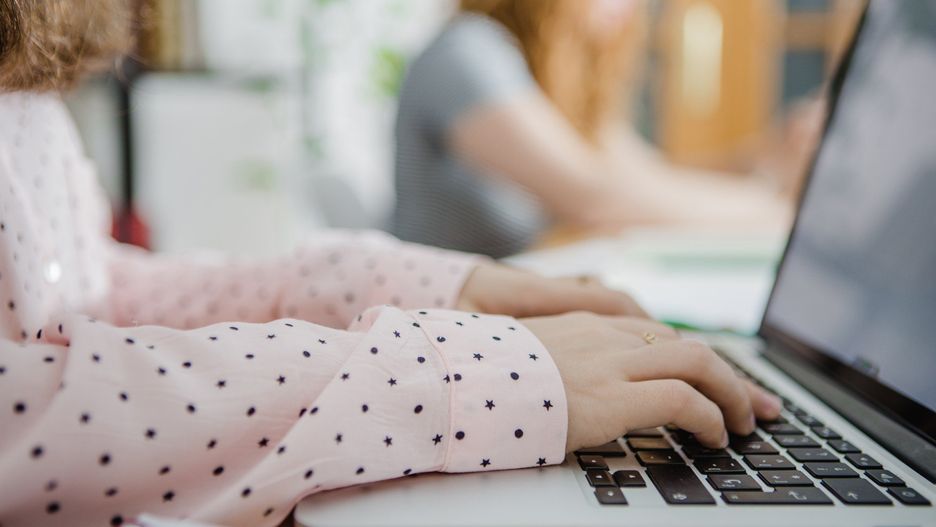 Szkoły przygotowują się do nauki zdalnej.