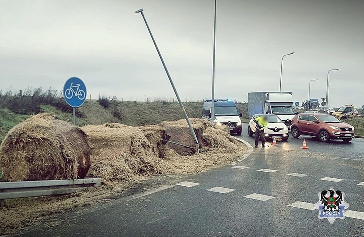 Źle zabezpieczony ładunek. Siano wysypało się na drogę